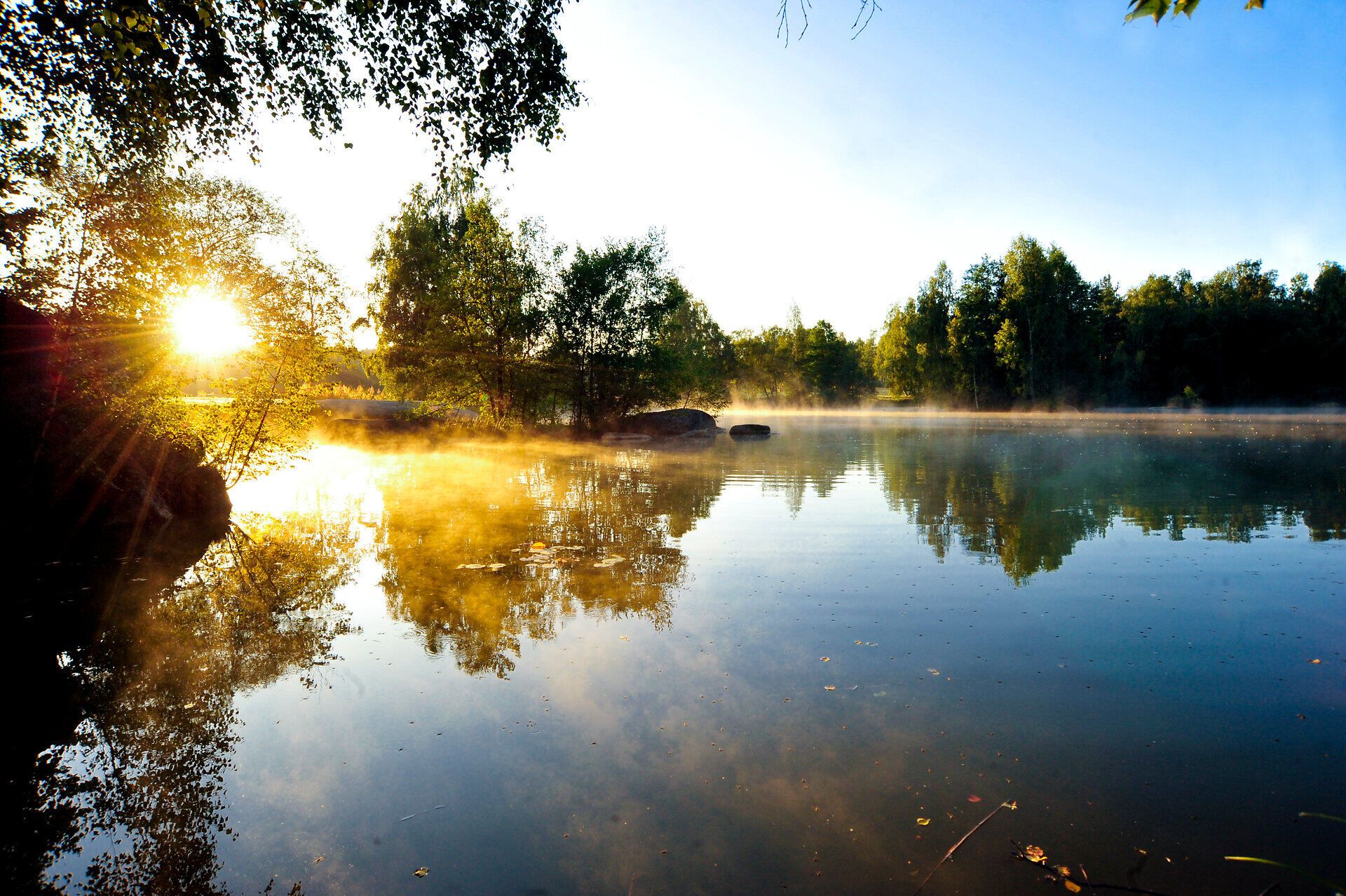 Der Blockheideteich erstrahlt im warmen Licht der Morgensonne, während der Nebel sanft über der Wasseroberfläche schwebt. Umgeben von üppigem Grün und dem sanften Plätschern des Wassers, lädt dieser Ort zum Verweilen und Entspannen ein.