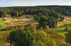 Die Luftaufnahme zeigt Felder und Wälder im Naturpark Blockheide. 