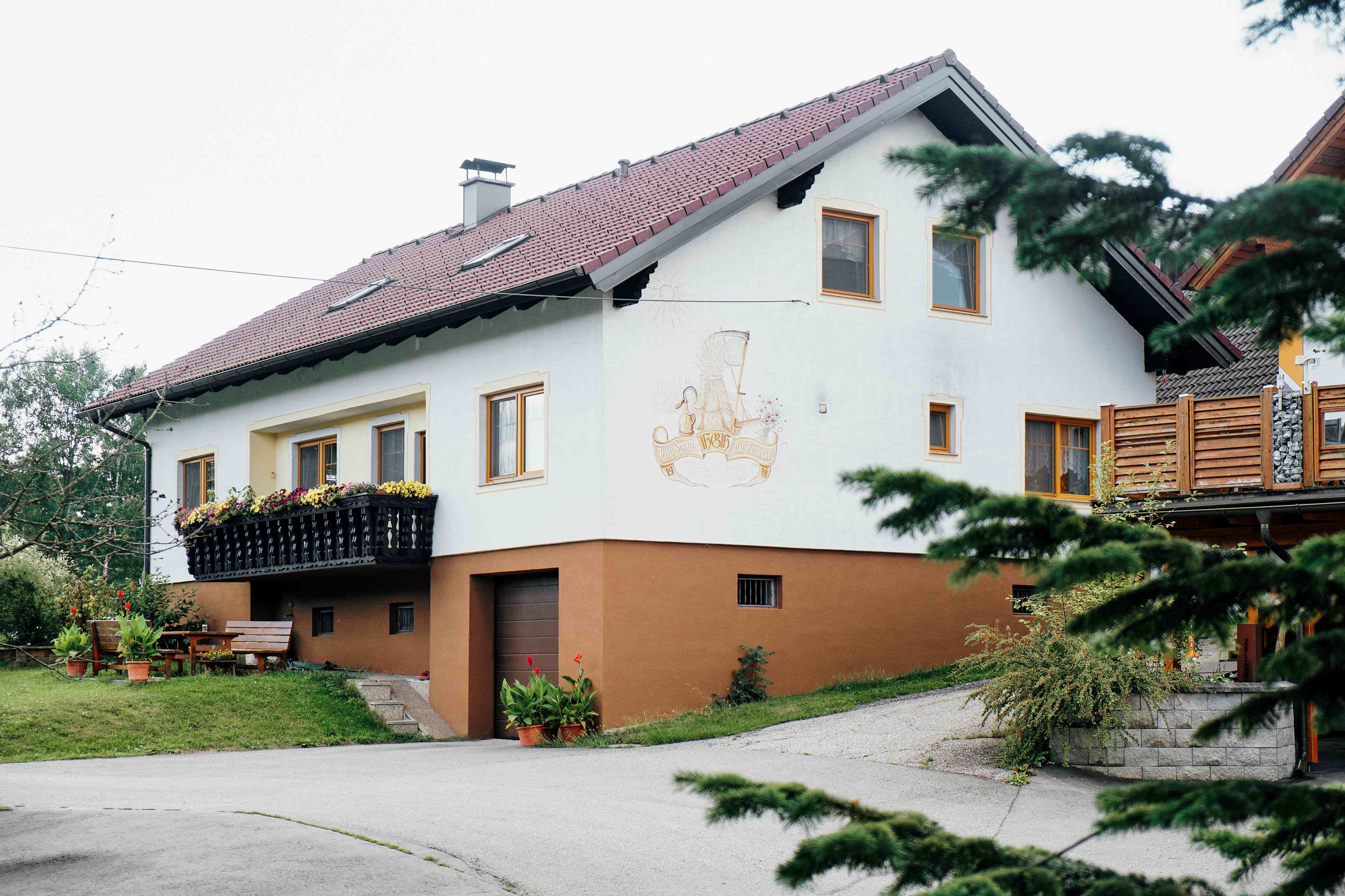Ein Blick auf unser Wohnhaus mit den Ferienwohnungen im 1. Stock